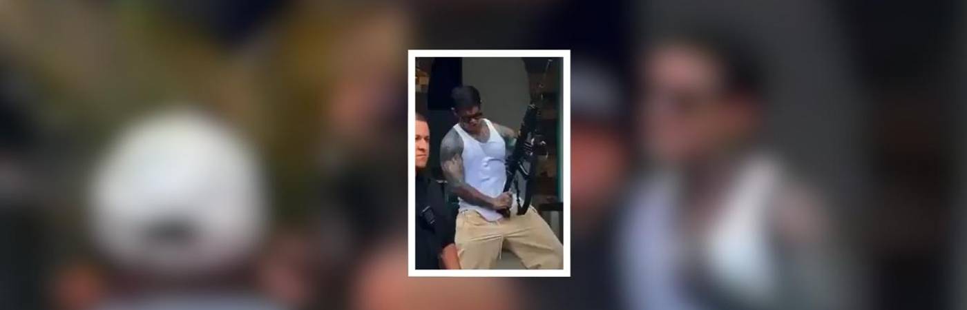 Yeferson Cossio en polémica por video con arma de la Policía Nacional. FOTO: CAPTURA DE VIDEO @COLOMBIAOSCURA X