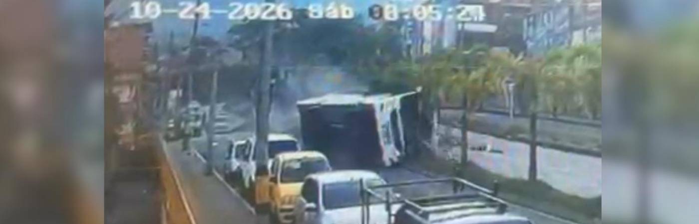 Momento exacto del accidente con bus de servicio especial en la avenida Barrranquilla. FOTO: CAPTURA DE VIDEO.