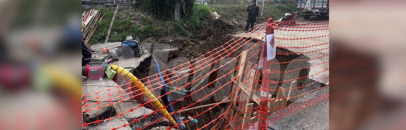 EPM se encuentra en la reparación de una tubería para restablecer el servicio lo más pronto posible. FOTO: FAISURY SÁNCHEZ