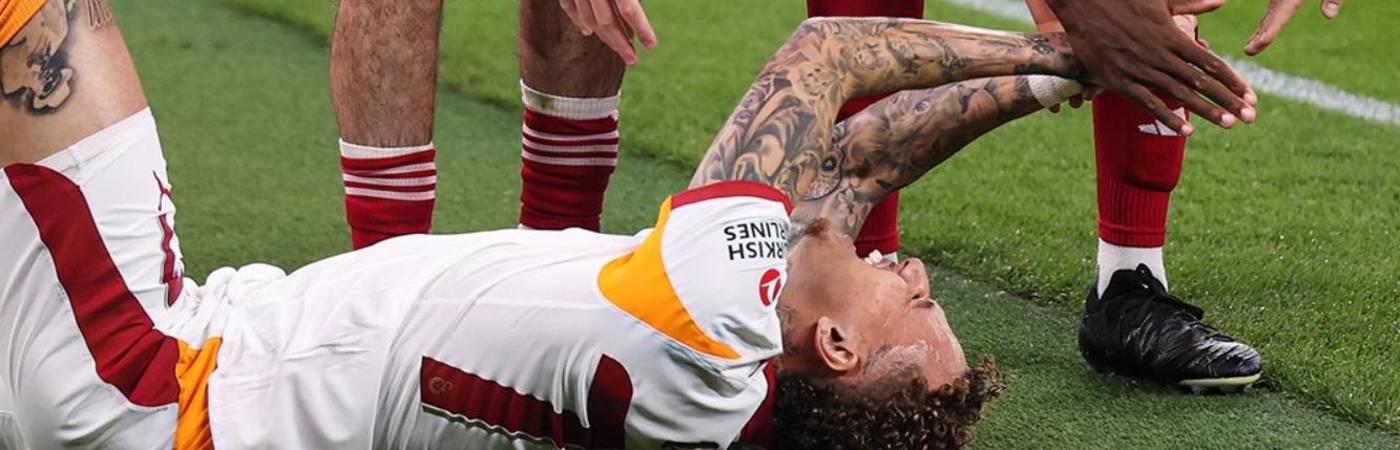 Lesión del holandés Noa Lang, jugador del Liverpool. FOTO: ESPN 