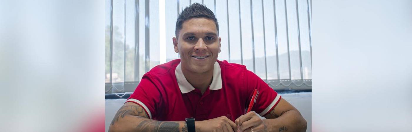 Juan Fernando Quintero firmando como nuevo jugador del DIM. FOTO: DIM 