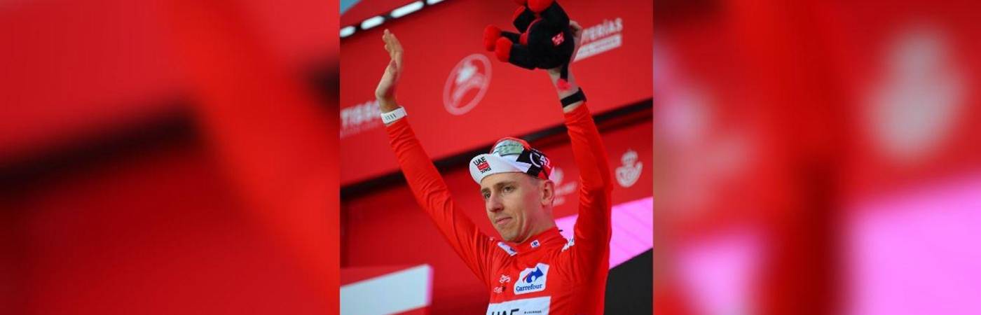 El esloveno Tadej Pogacar era líder sólido de la Vuelta, vistiendo la camisa roja desde la etapa 1 y había ganado 3 fracciones. FOTO: X LA VUELTA