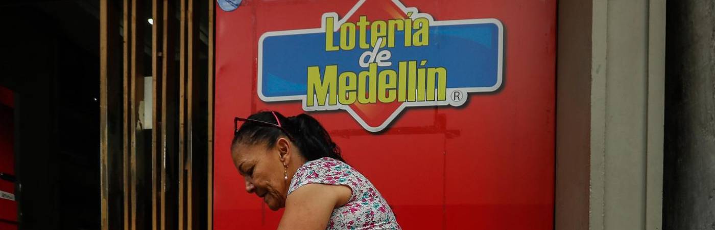 Referencia puesto de venta de billetes de lotería en Medellín. FOTO: ARCHIVO MANUEL SALDARRIAGA