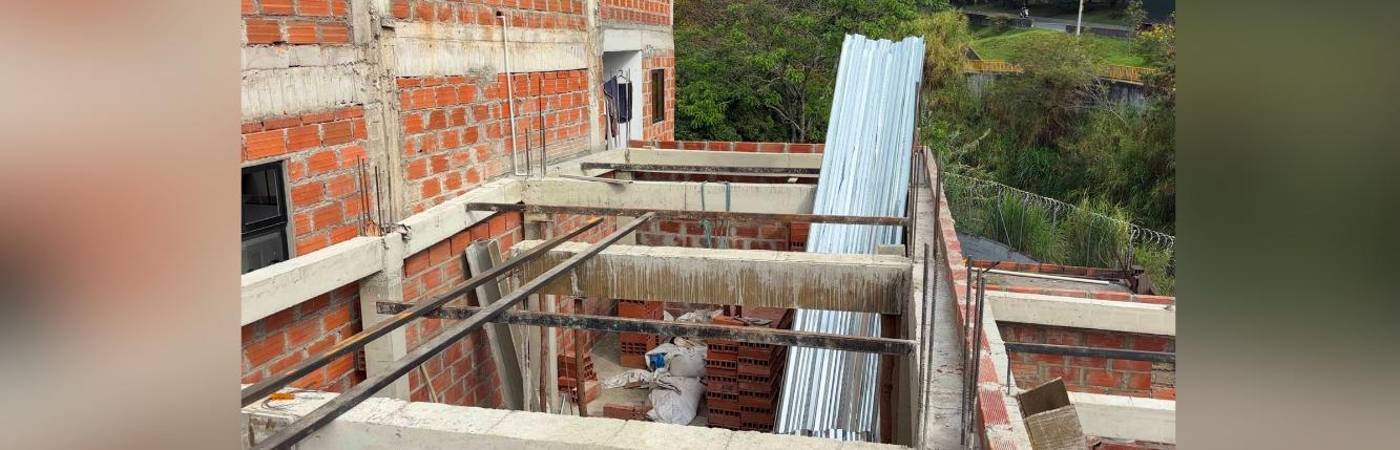 Las construcciones no tenían licencia y estaban en zonas de alto riesgo. FOTO: ALCALDÍA DE MEDELLÍN 