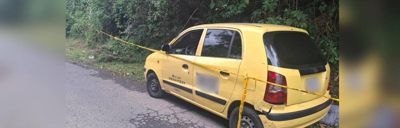 El taxi que conducía Luis Ithamar fue encontrado a un costado de la carretera y el cuerpo del conductor tirado a un costado. FOTO: CORTESÍA