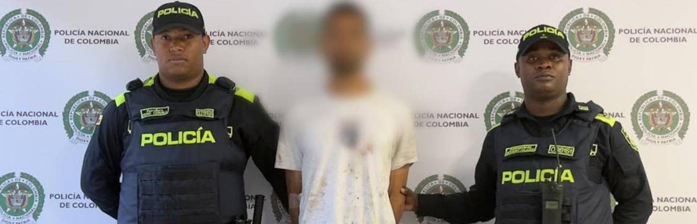 El hombre tuvo que ser trasladado a un centro asistencial, pero ya está bajo custodia de las autoridades. FOTO: CORTESÍA POLICÍA METROPOLITANA 
