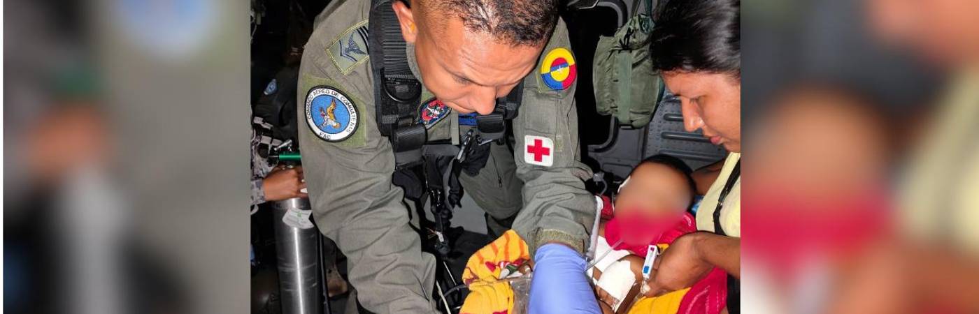 El menor era atendido mientras volaban en helicóptero hacia Carepa, Urabá antioqueño. FOTO: CORTESÍA FUERZA AEROESPACIAL COLOMBIANA