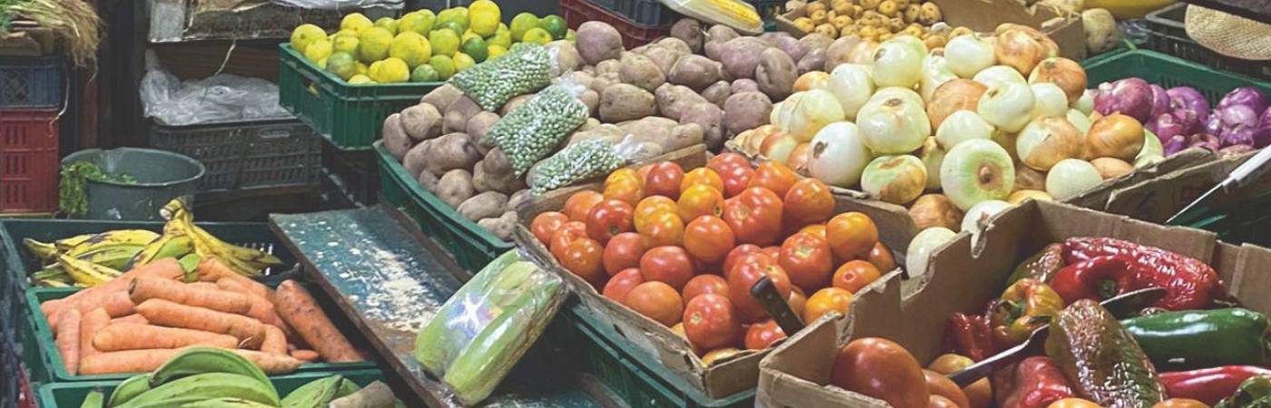 Negocios que se dedican a vender todo tipo de legumbres, frutas, tubérculos y hortalizas han notado el cambio en precios de la papa criolla y el mango. FOTO: ALEJANDRO ZAPATA