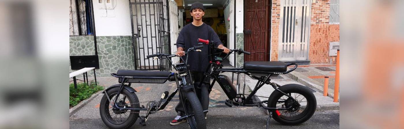 Mateo Bonolly González, creador de las bicicletas eléctricas a bajo costo en Medellín. FOTO: CORTESÍA ALCALDÍA DE MEDELLÍN