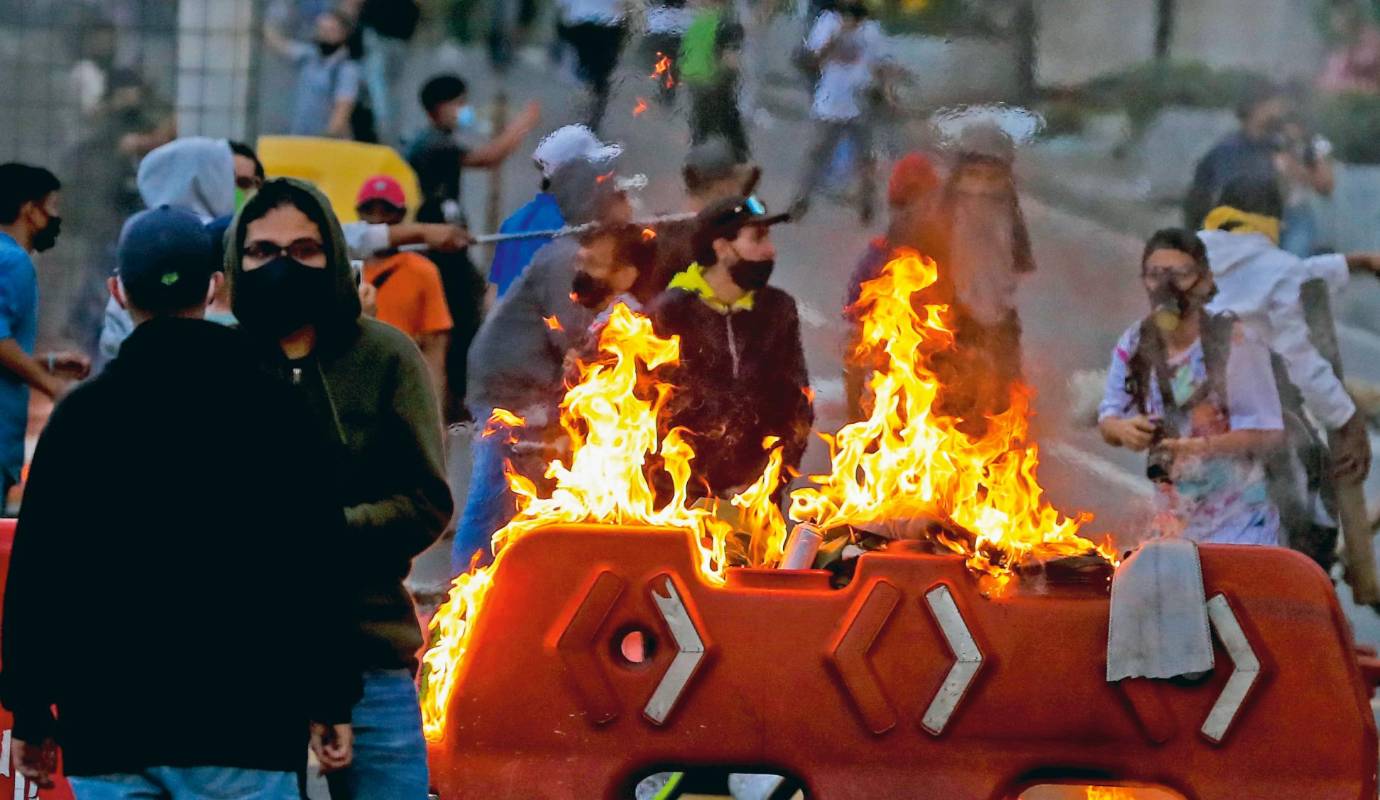 78. Protesta contra la Policía: Medellín vivió su segundo día de manifestaciones en contra de la Policía. Hubo disturbios y daños en el Centro. / FOTO: JAIME PÉREZ.