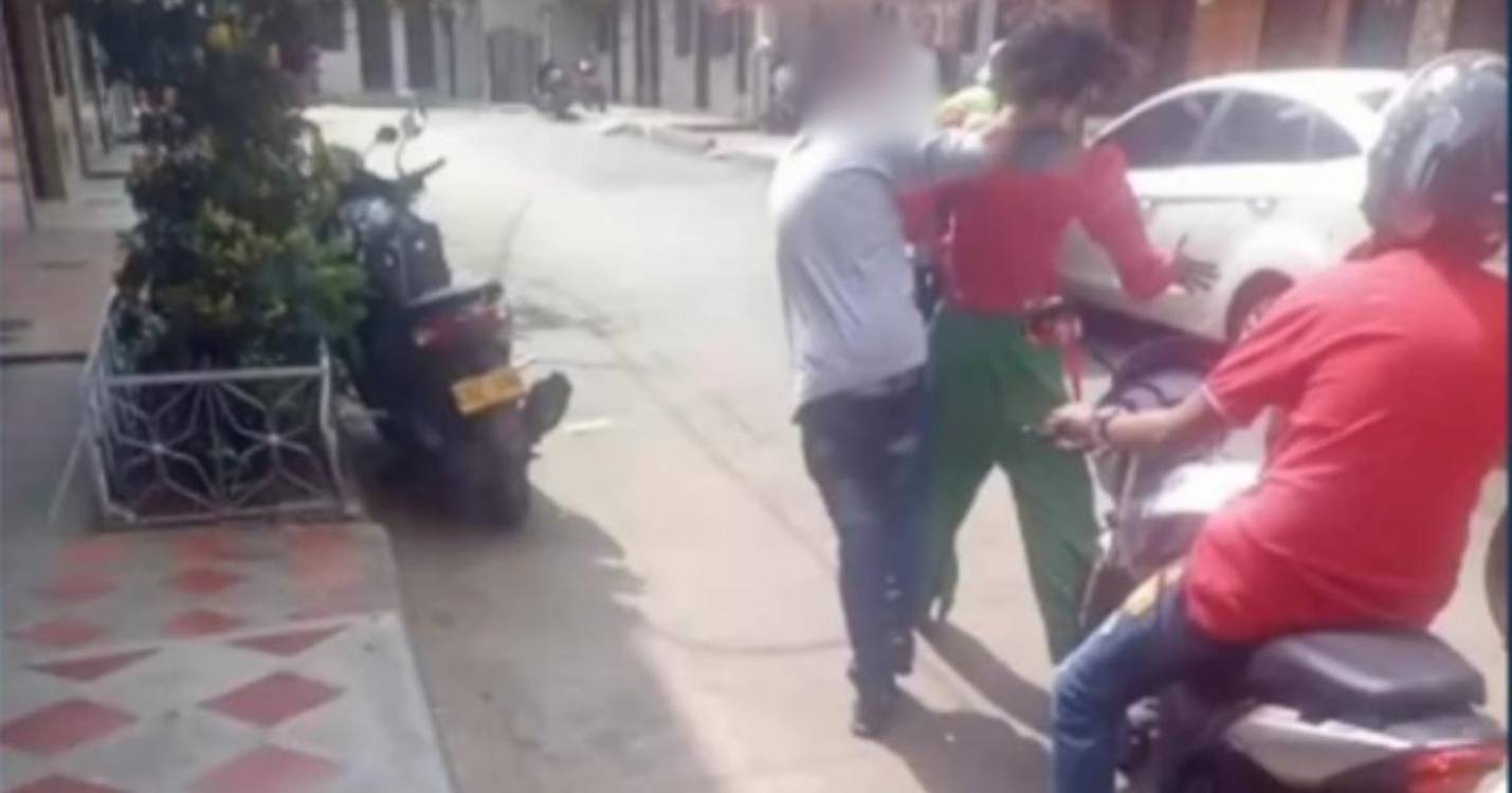 Momento en que Sara fue acorralada por dos hombres. FOTO: @NOTICENTRO_1