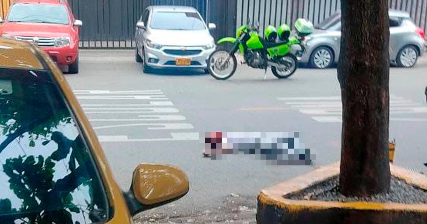 El cuerpo sin vida de Mauricio Agudelo quedó tendido en plena vía pública de Guayabal. /FOTO: CORTESÍA DENUNCIAS ANTIOQUIA