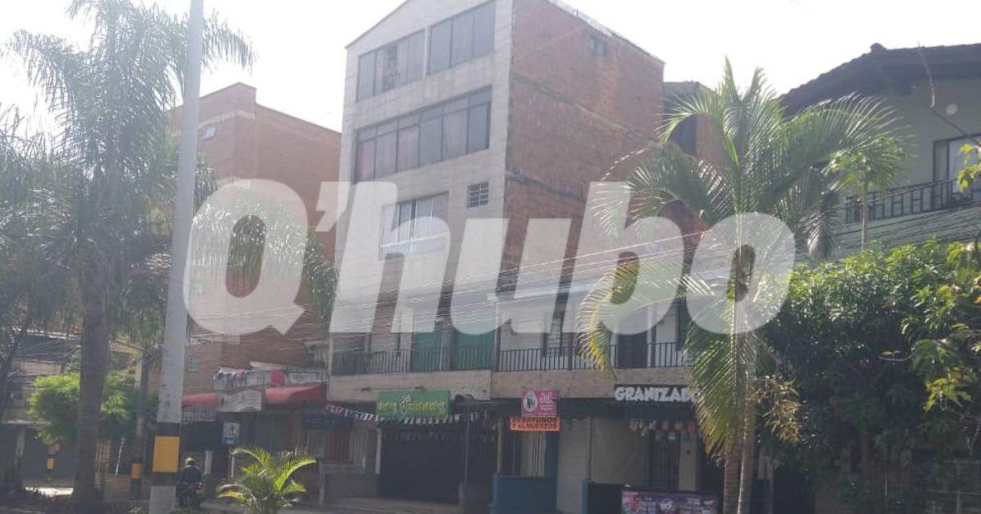 La víctima iba caminando por las escaleras internas de este edificio cuando fue atacado a balazos. FOTO: GUILLERMO OSPINA