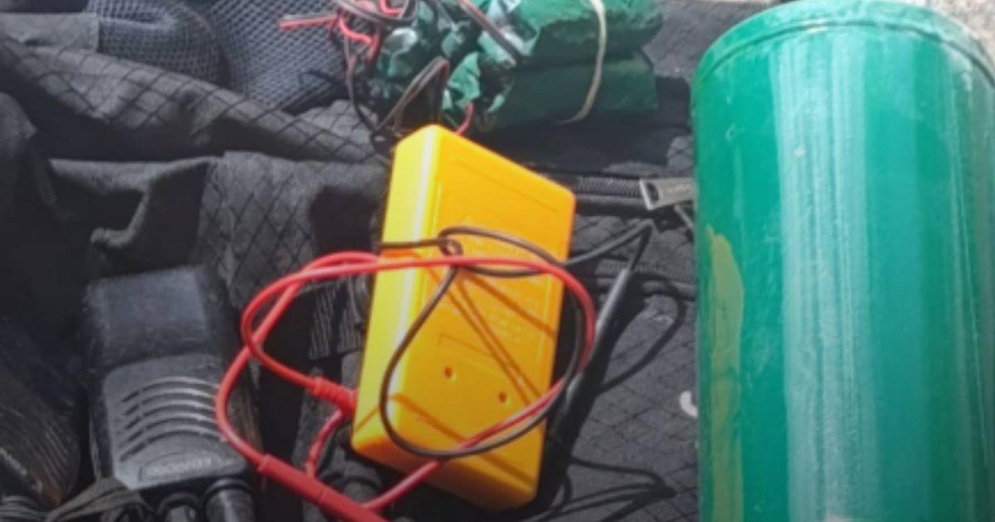 En el morral encontraron equipos de comunicación, cables y dispositivos electrónicos. FOTO: X @GUARDIANES_ANT