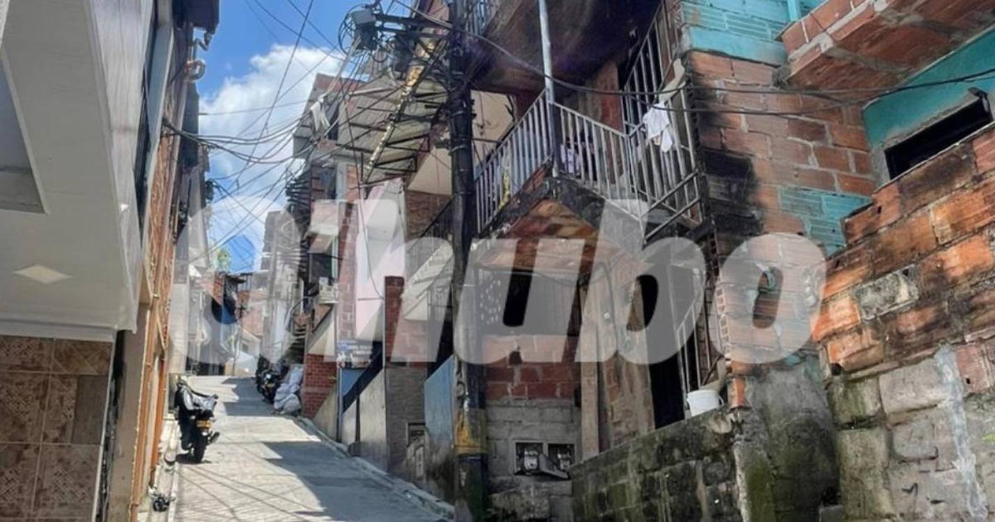 por esta estrecha calle del barrio Popular ingresaron los bomberos para controlar el incendio. FOTO: ALEJANDRA MORALES