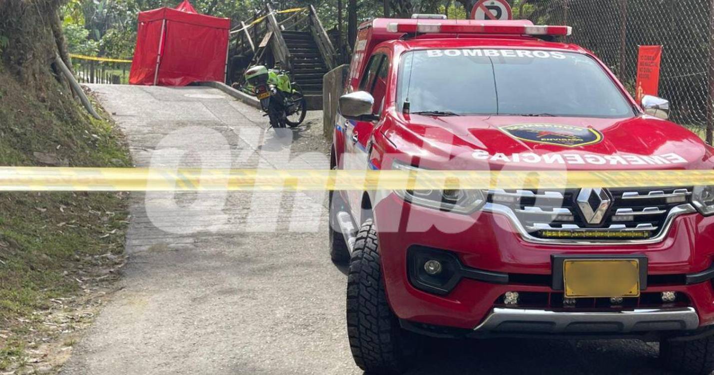 El Cuerpo de Bomberos Voluntarios de Envigado atendió el incidente en el sector El Salado. FOTO: SINDY VALLE