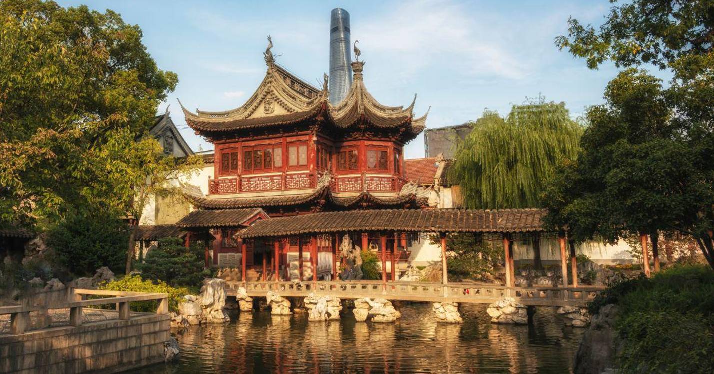 El <u><b><span class=mln_small-caps_mln>Jardín Yuyuan</span></b></u><span class=mln_small-caps_mln> (o Jardín Yu) es el único jardín clásico de estilo Jiangnan de la dinastía Ming que se conserva en el centro de Shanghái. FOTO: CANVA</span>