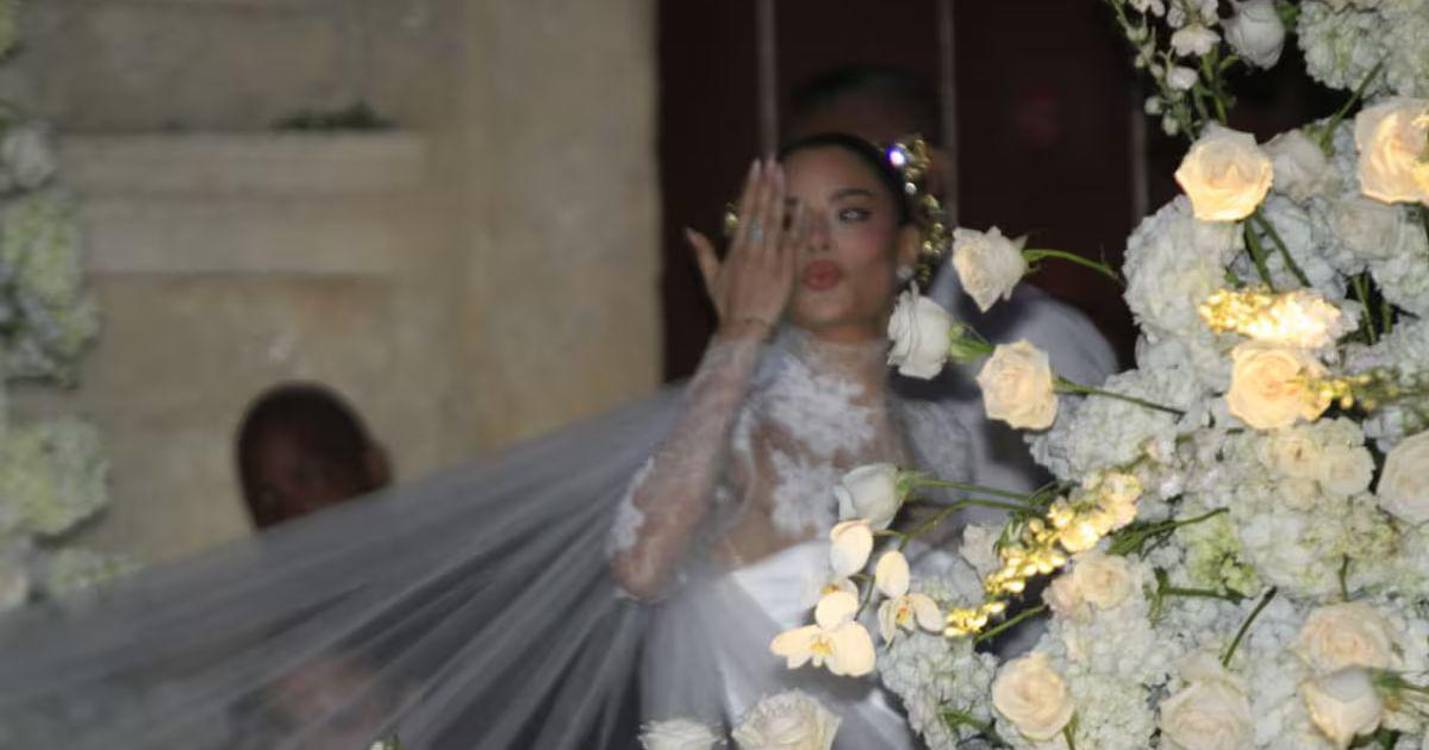La sincelejana saludó a los cartageneros que la esperaron afuera de la iglesia. FOTO: EL UNIVERSAL