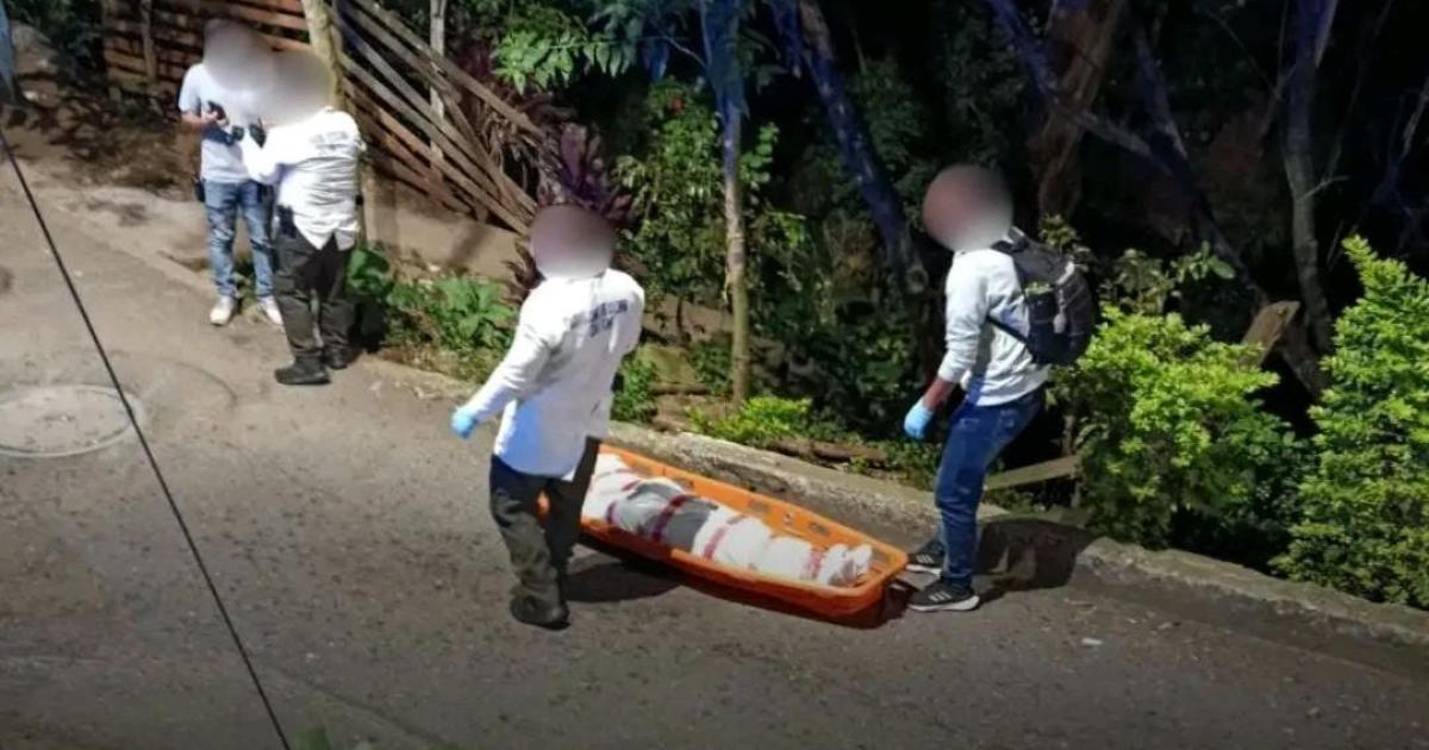 Levantamiento del cuerpo hallado en el barrio Berlín. FOTO: D.R.A