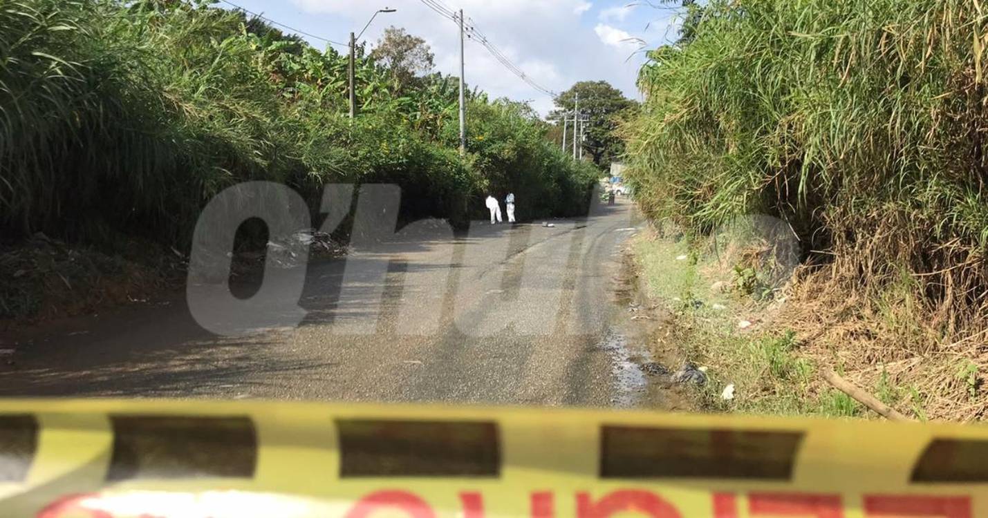 Inspección técnica del cadáver en la Medellín-Bogotá. FOTO: LAURA ROSA JIMÉNEZ VALENCIA