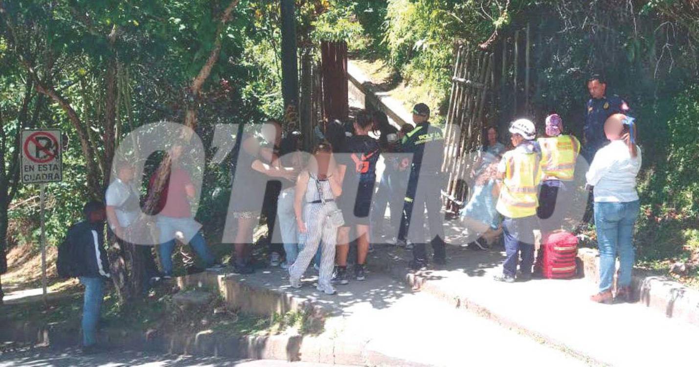Así fue el momento en el que familiares de las víctimas llegaron a la entrada de parque de las Mascotas, en Sabaneta, al enterarse del hallazgo de los cuerpos. FOTO: GUILLERMO LEÓN OSPINA MUÑOZ
