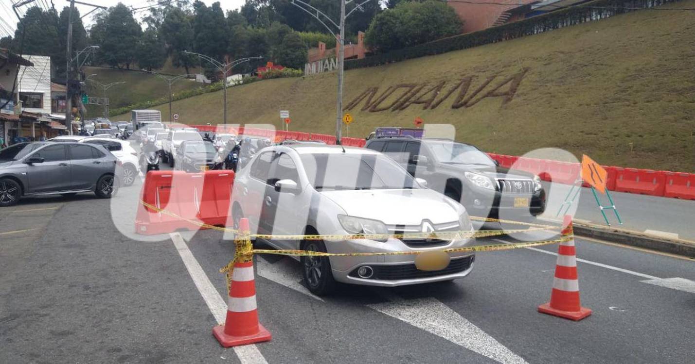 Este es el carro que dejaron abandonado los asesinos en las inmediaciones de la glorita de Sancho Paisa. FOTO: GUILLERMO OSPINA