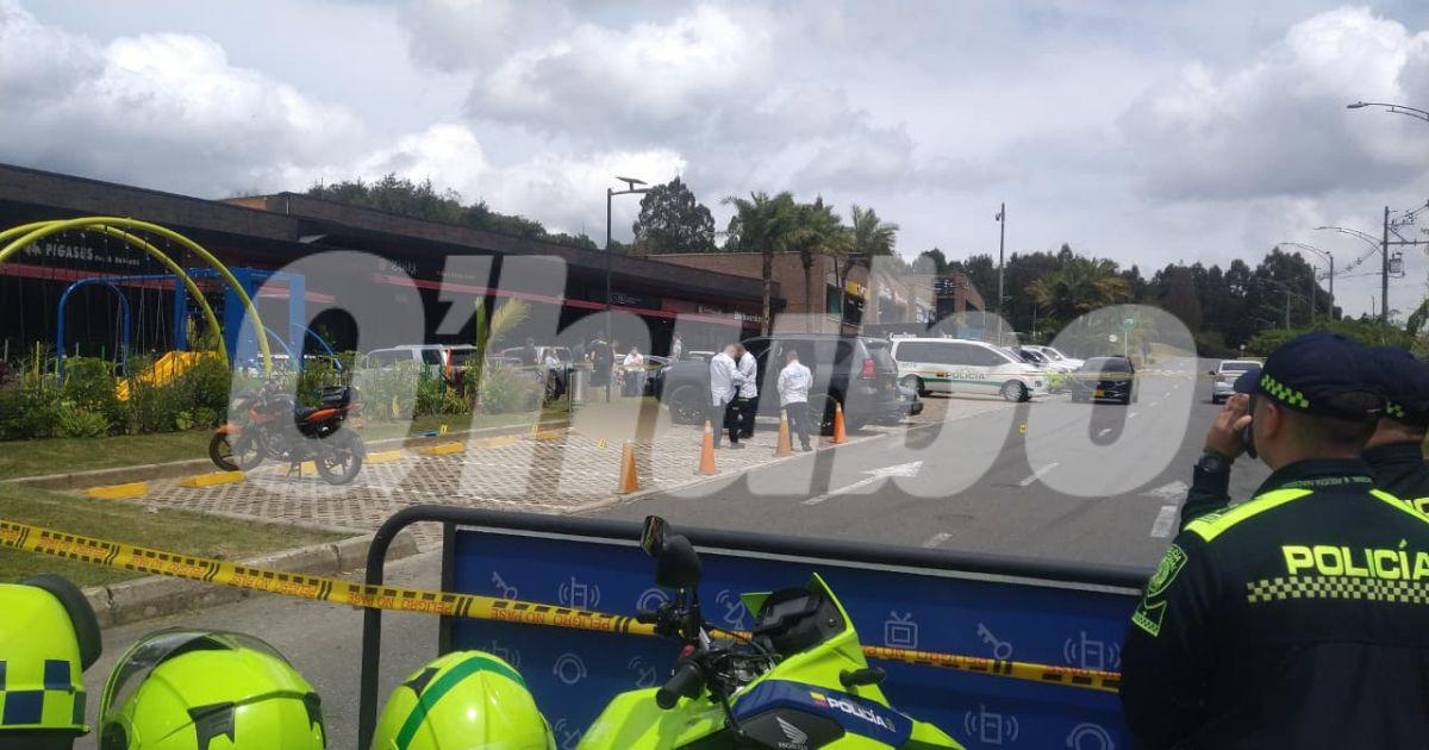 La víctima iba a subirse al carro cuando fue atacada a balazos. FOTO: GUILLERMO OSPINA