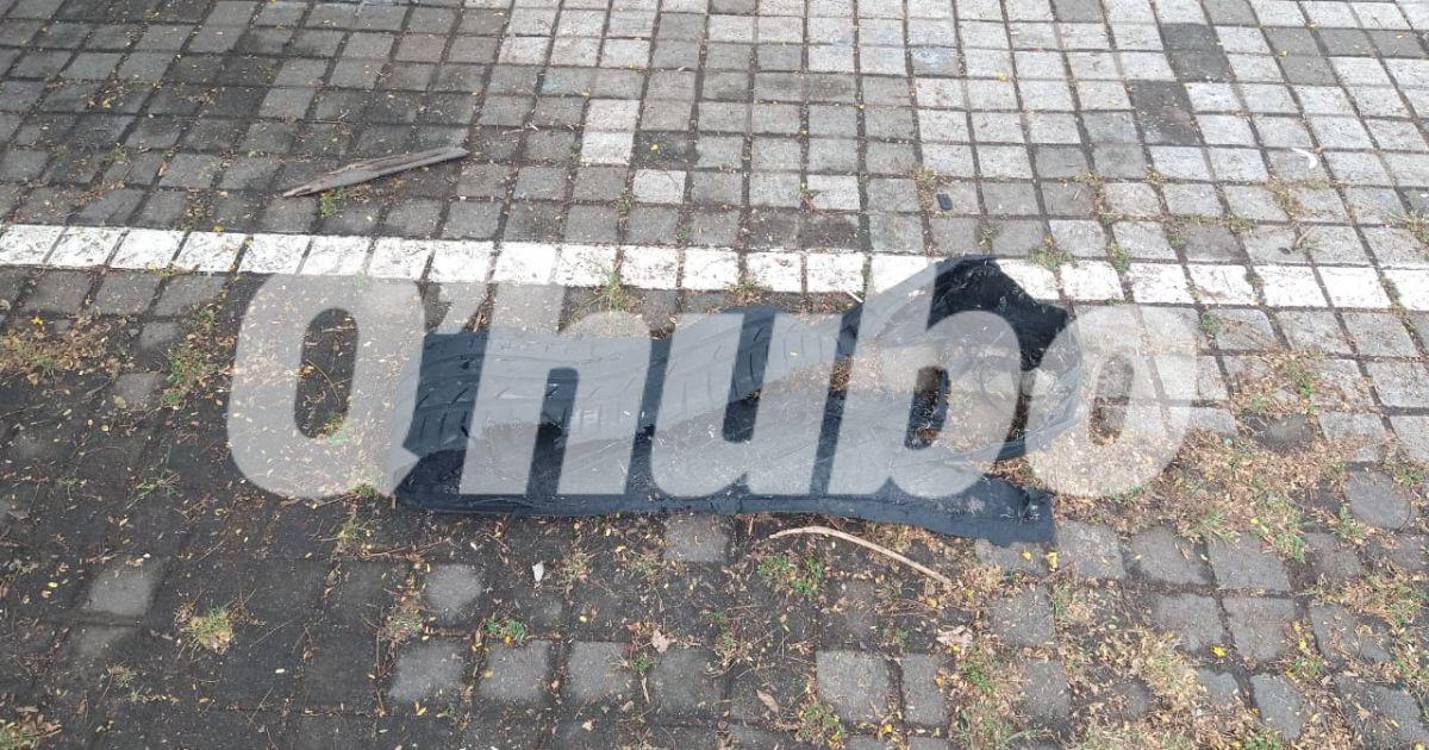 Llanta del carro estrellado en persecución de la Policía. FOTO: GUILLERMO OSPINA