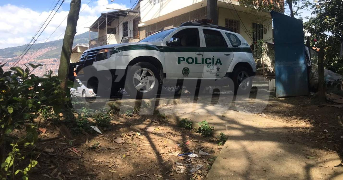 La Policía en el barrio Berlín, donde fue hallado uno de los cadáveres. FOTO: LAURA ROSA JIMÉNEZ VALENCIA