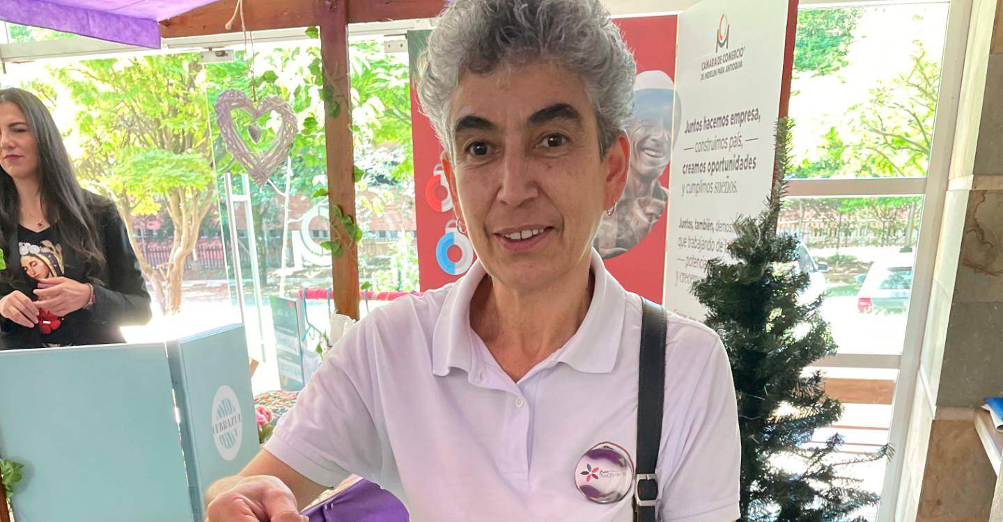 Además del cacao, ella también comercializa otros productos, entre ellos un vino artesanal. /FOTO: JAIDER ESCOBAR