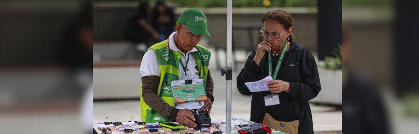 Puesto de venta de loterías y chance en Medellín. / FOTO: MANUEL SALDARRIAGA