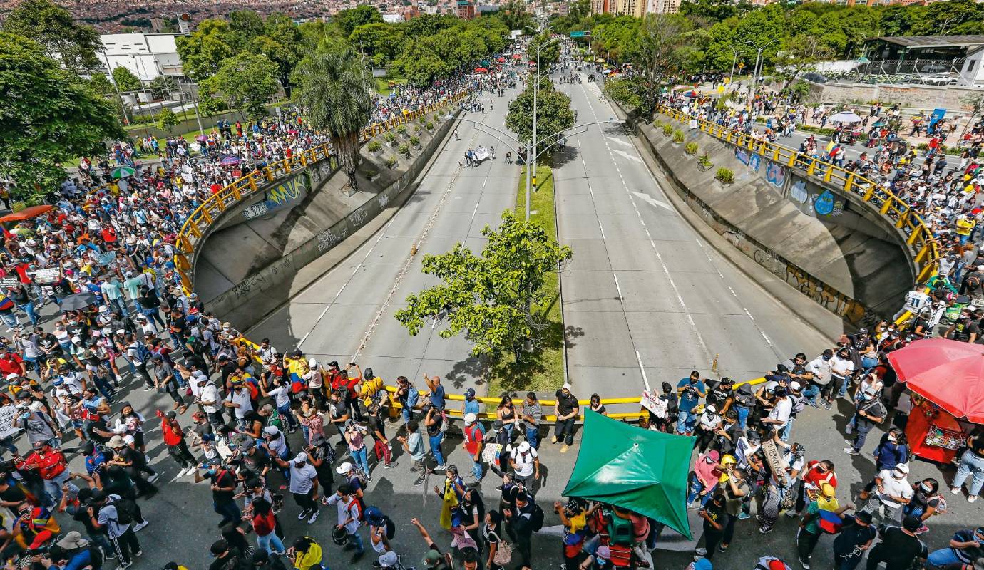 87. Había que marchar y se marchó: Medellín vivió una nueva jornada de protesta con una marcha multitudinaria que recorrió el norte de la ciudad. La manifestación transcurrió en completa calma. / FOTO: MANUEL SALDARRIGA.