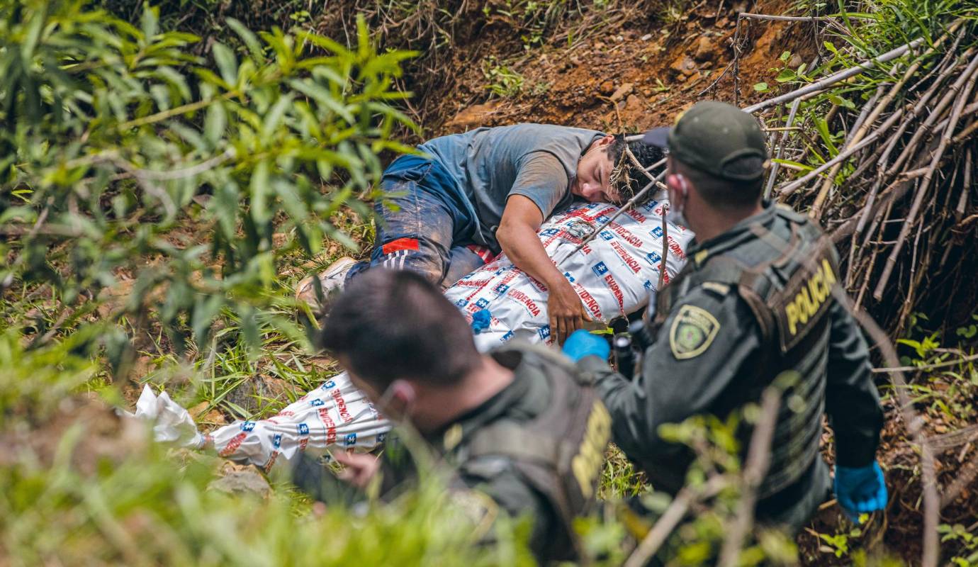 86. Nos ganamos el Rey de España: La desgarradora imagen de un joven abrazando a su hermano asesinado, captada por el lente de Carlos Velásquez, nos llevó a ganarnos el cotizado premio Rey de España. / FOTO: CARLOS VELÁSQUEZ.