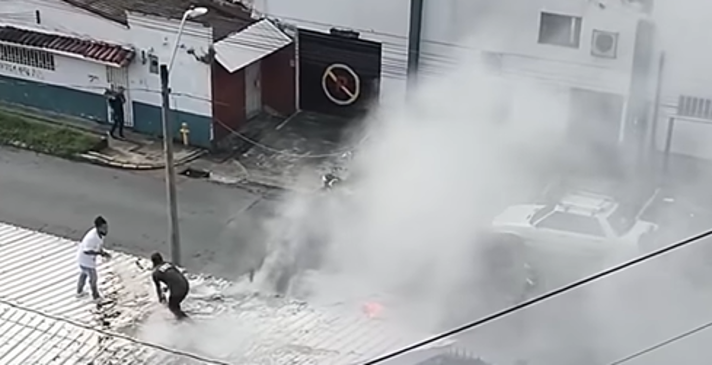 La comunidad intentó controlar las llamas mientras llegaban los bomberos. FOTO: CORTESÍA