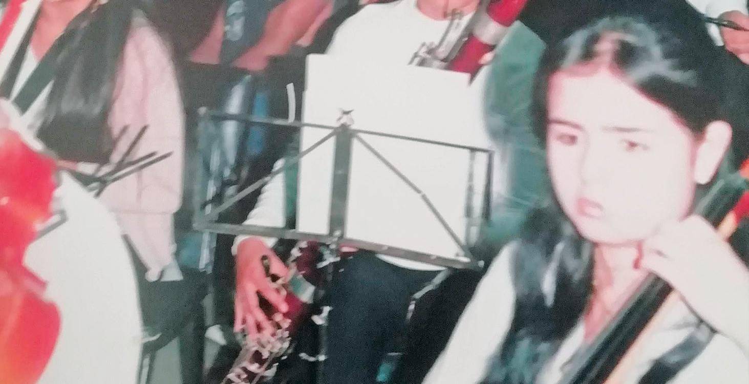 Natalia Rojas, en segundo plano, interpreta el fagot, en sus inicios en la red. / FOTO: CORTESÍA.