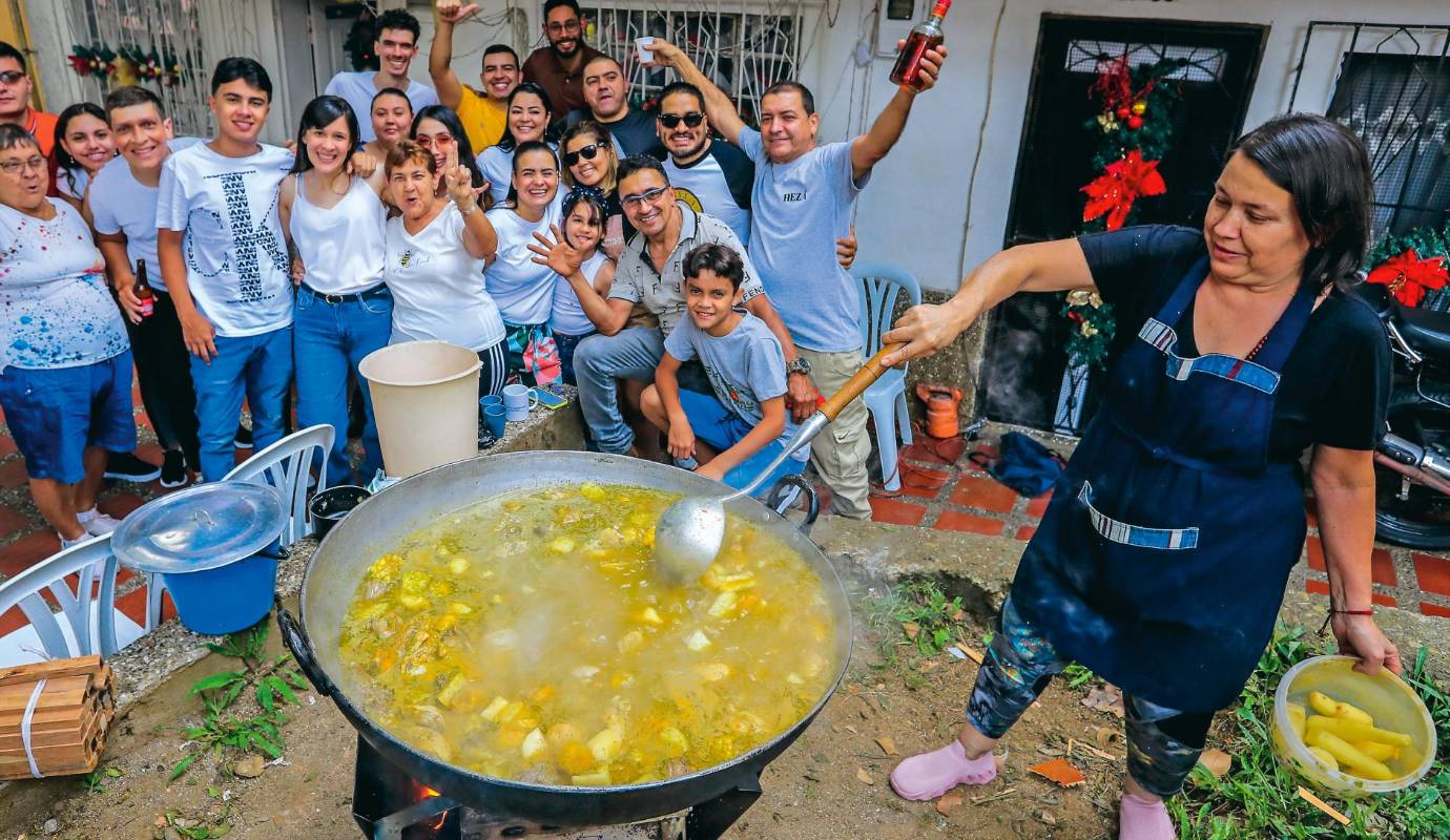 99. Que no falte el sancocho: después de 2 diciembres y Año Nuevo con restricciones por cuenta del Covid-19, el 2 de enero se vivió un verdadero festival de sancochos en diferentes calles del Valle de Aburrá. / FOTO: JAIME PÉREZ.