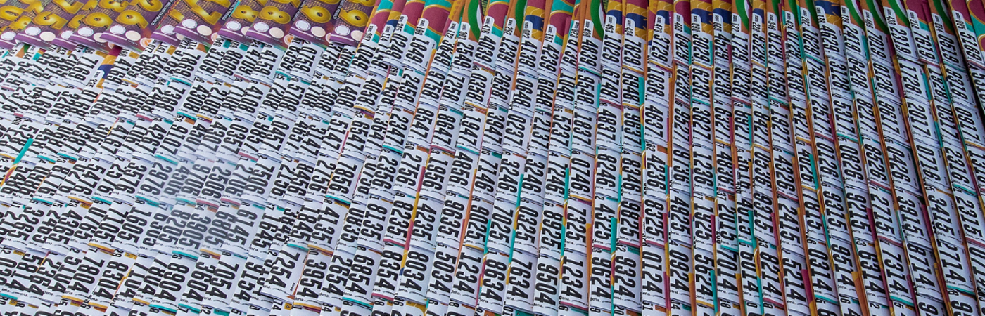 En Medellín numerosas personas se gana la papita vendiendo lotería. /FOTO: JAIME PÉREZ. 