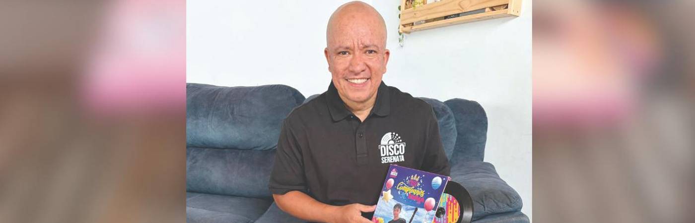 La canción se reproduce al sacar el disco hasta la mitad y el elemento se puede cargar de nuevo con un cable de celular. La caja también es personalizada a elección del cliente. FOTO: JAIDER ESCOBAR