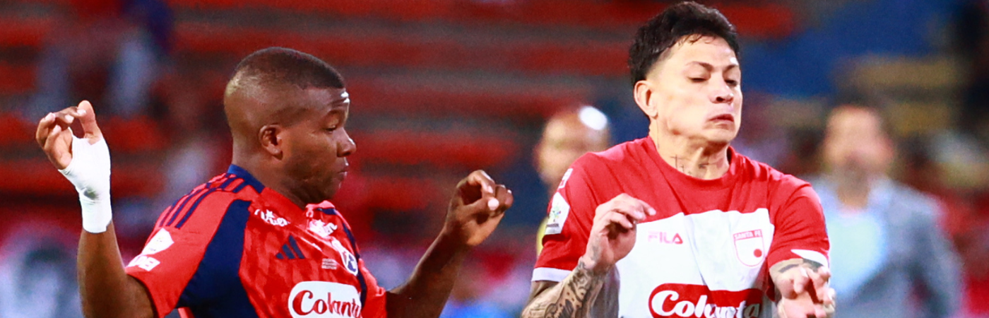 Francisco Chaverra, extremo de Medellín, disputa un balón con el volante Alexis Zapata, de Santa Fe. / FOTO: MANUEL SALDARRIAGA
