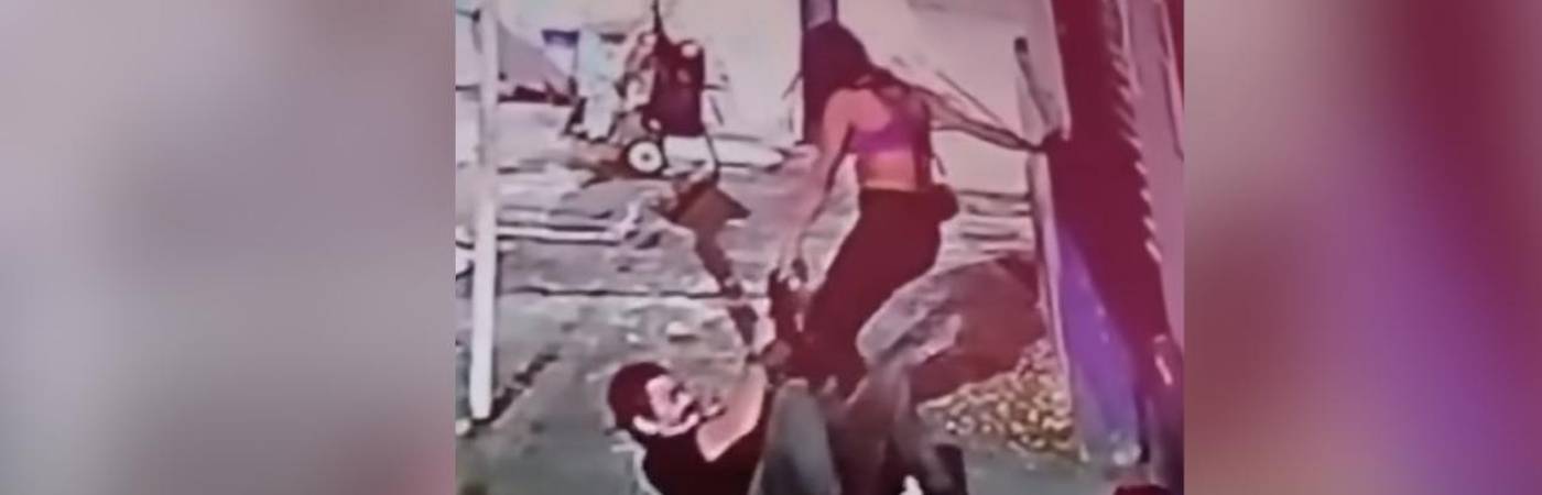 La agresión ocurrió ante la presencia de varios ciudadanos. FOTO: CAPTURA VIDEO COLOMBIA OSCURA 