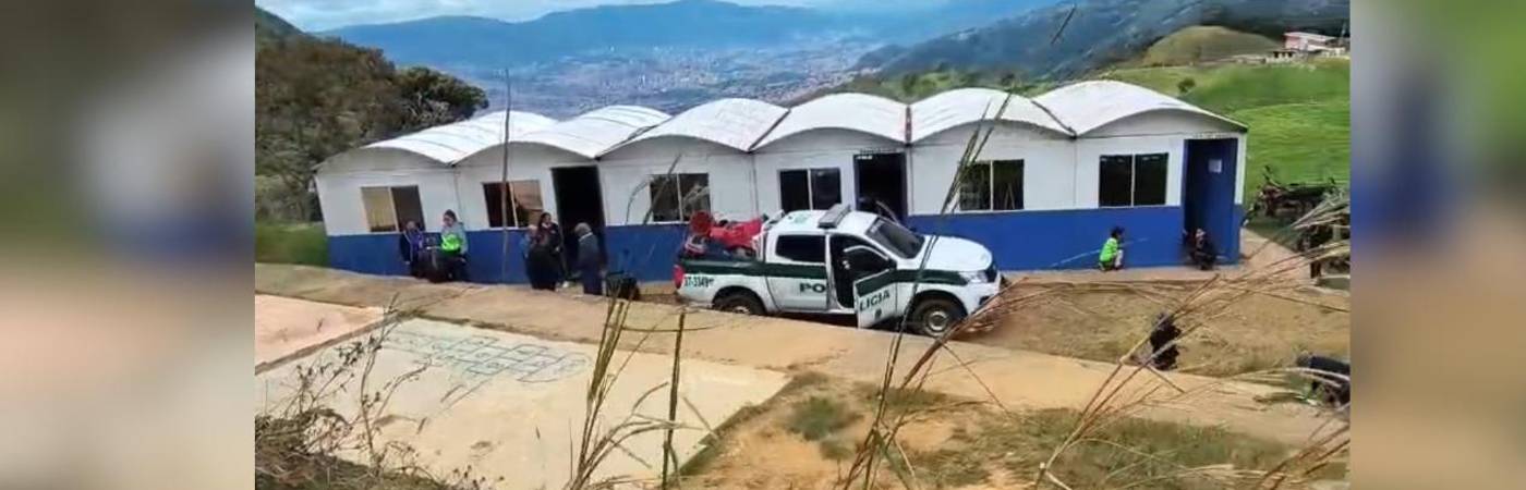 En esta escuela reciben clases 30 niños, desde preescolar hasta 11.°, en la modalidad de Escuela Nueva. Los salones están hechos de un material temporal y, según contaron, en invierno se mojan y en verano no aguantan el calor. FOTO: CORTESÍA