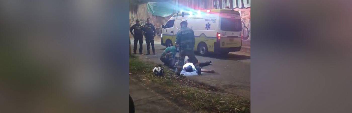 El motociclista fue atendido en el lugar, pero falleció por la gravedad de las heridas. FOTO: CORTESÍA DENUNCIAS ANTIOQUIA