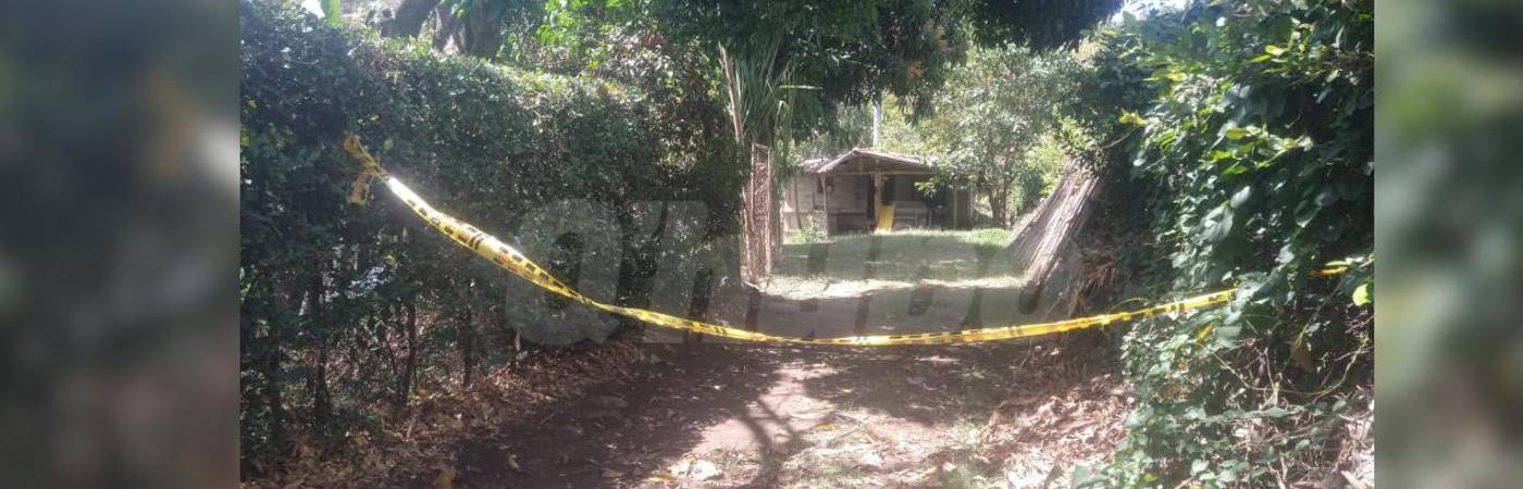 Por esta calle de la vereda transitaba la víctima con su hija cuando fue asesinada. FOTO: GUILLERMO OSPINA