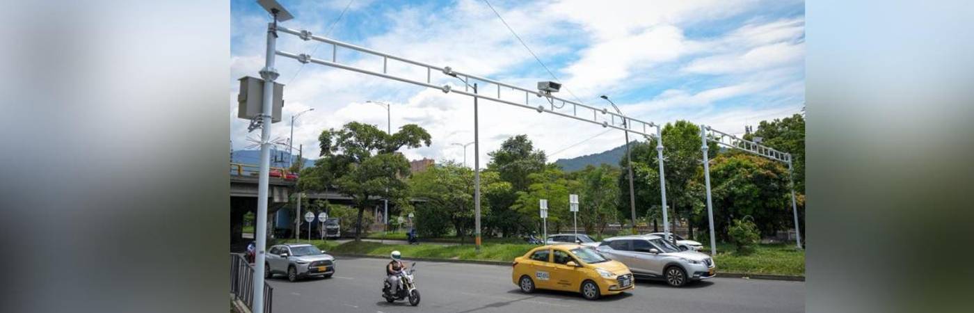 Las cámaras están ubicadas al frente de Sofasa y el Viva Envigado, sobre la avenida Regional y en sentido sur-norte. FOTO: ALCALDÍA DE ENVIGADO 