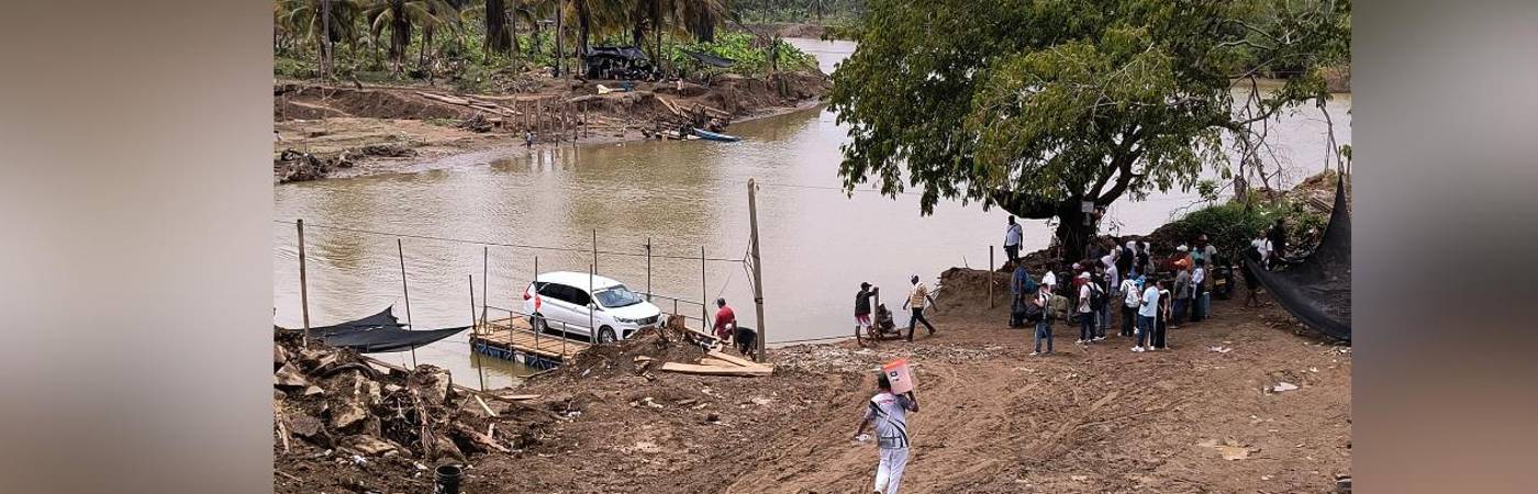 En planchones construidos por la comunidad transportan hasta vehículos. FOTO: ALCALDÍA DE SAN JUAN DE URABÁ