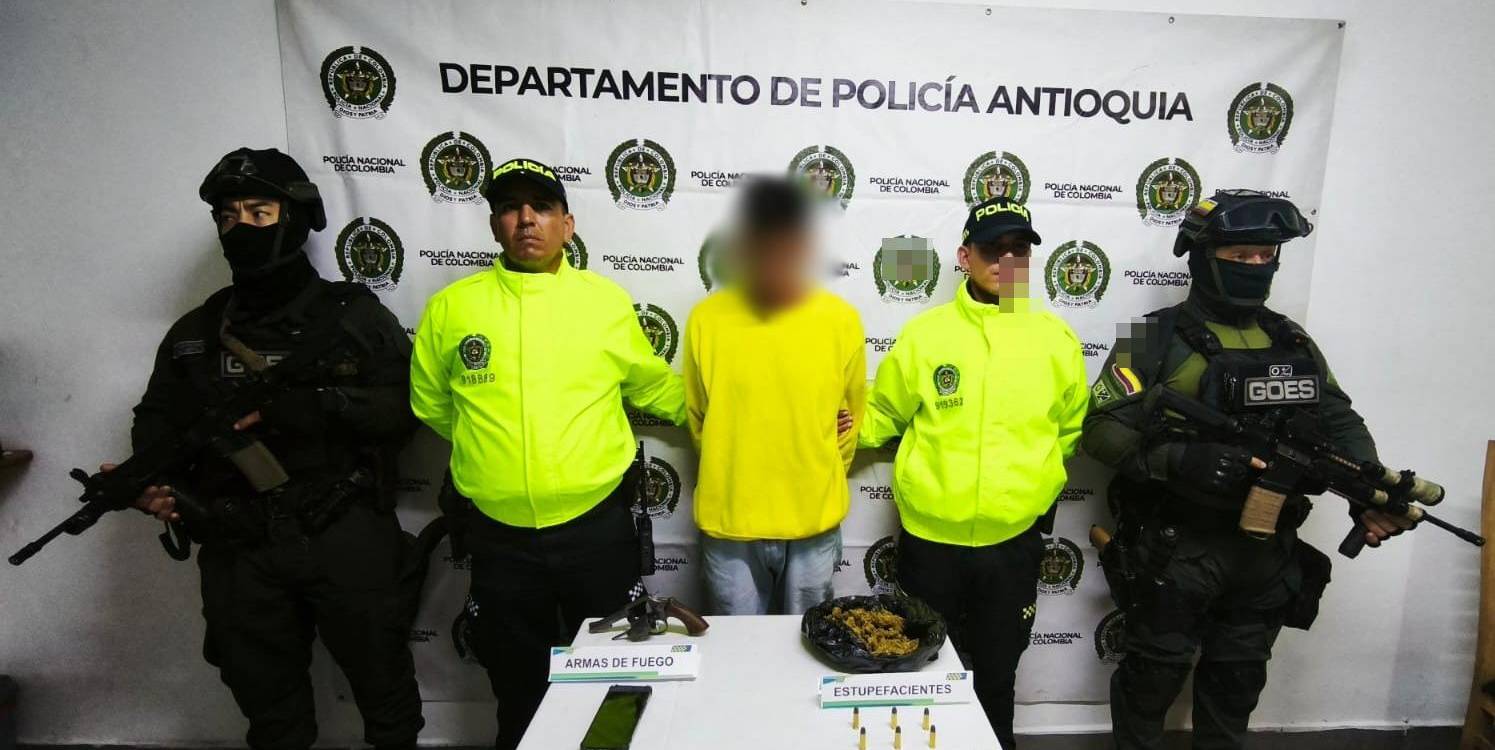 Captura de alias Cumbamba e incautación de arma utilizada en el homicidio de lideresa social en Andes. FOTO: POLICÍA ANTIOQUIA