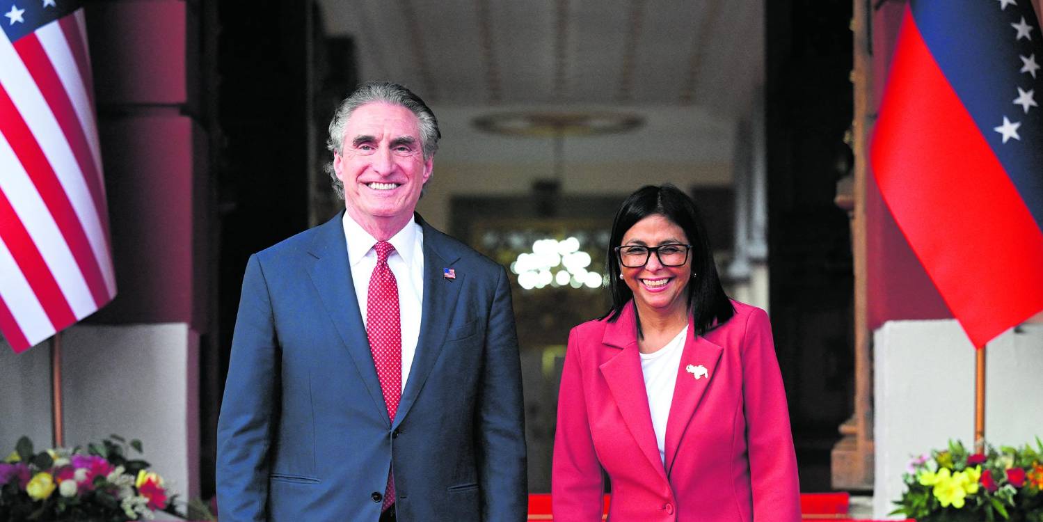 Reunión histórica el 4 de marzo en el Palacio de Miraflores de la presidenta interina Delcy Rodríguez (der.), con el Secretario del Interior de EE.UU. Doug Burgum (izq.). FOTO: Q’HUBO BOGOTÁ