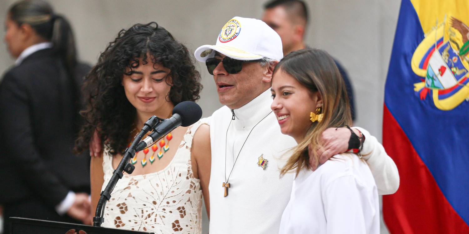 El presidente Gustavo Petro junto a sus hijas Sofía (izq.) y Antonella (der.). FOTO: COLPRENSA