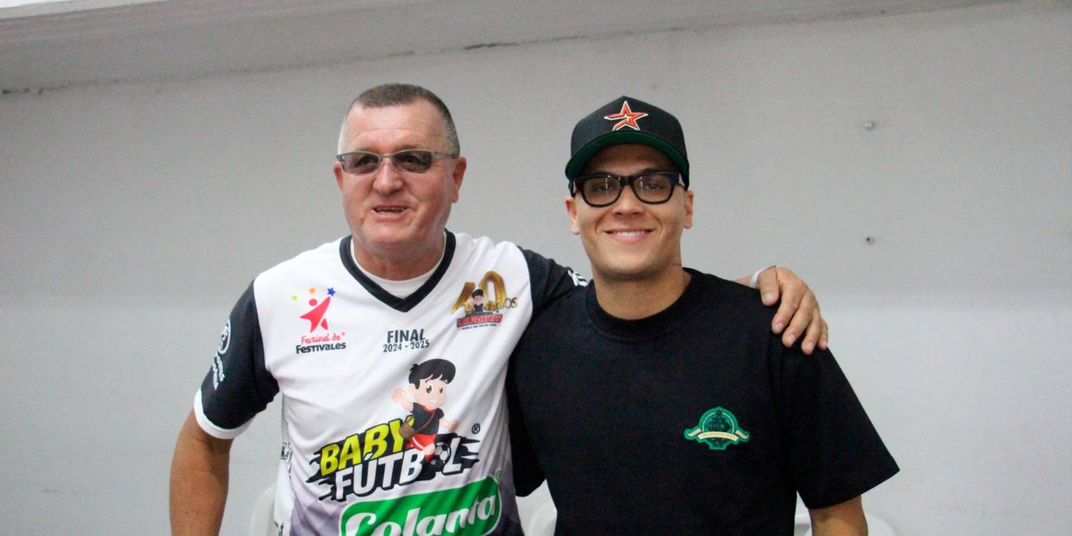 El entrenador Jorge Betancur, quien es uno de los más ganadores de este torneo, posa con Juan Fernando Quintero, a quien dirigió en sus inicios, en el 2006. /FOTO: LOS PAISITAS