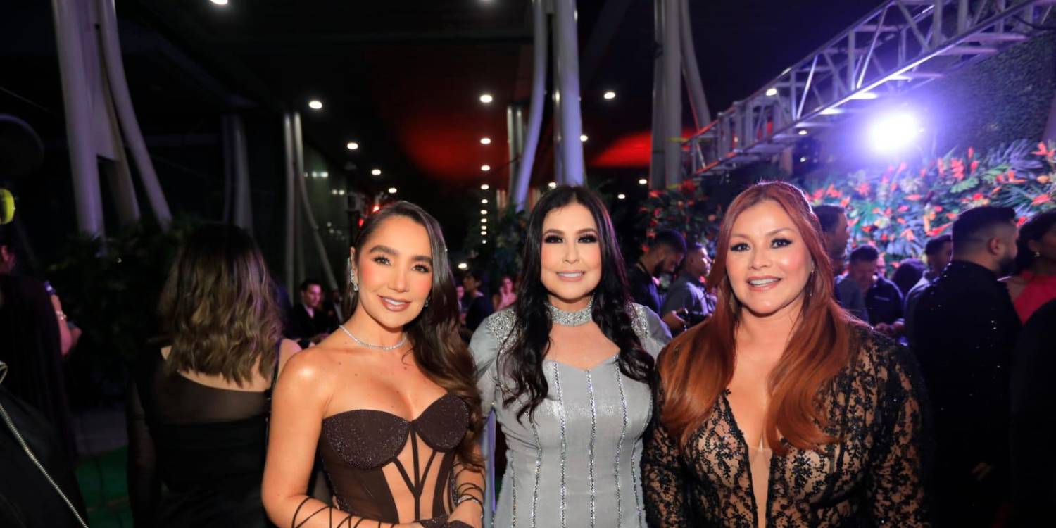 Arelys Henao fue homenajeada con un reconocimiento especial y compartió su momento con Paola Jara y Francy , para cantar ‘Entre tres’. <b><span class=mln_small-caps_mln>/ FOTO: ESNEYDER GUTIÉRREZ </span></b>